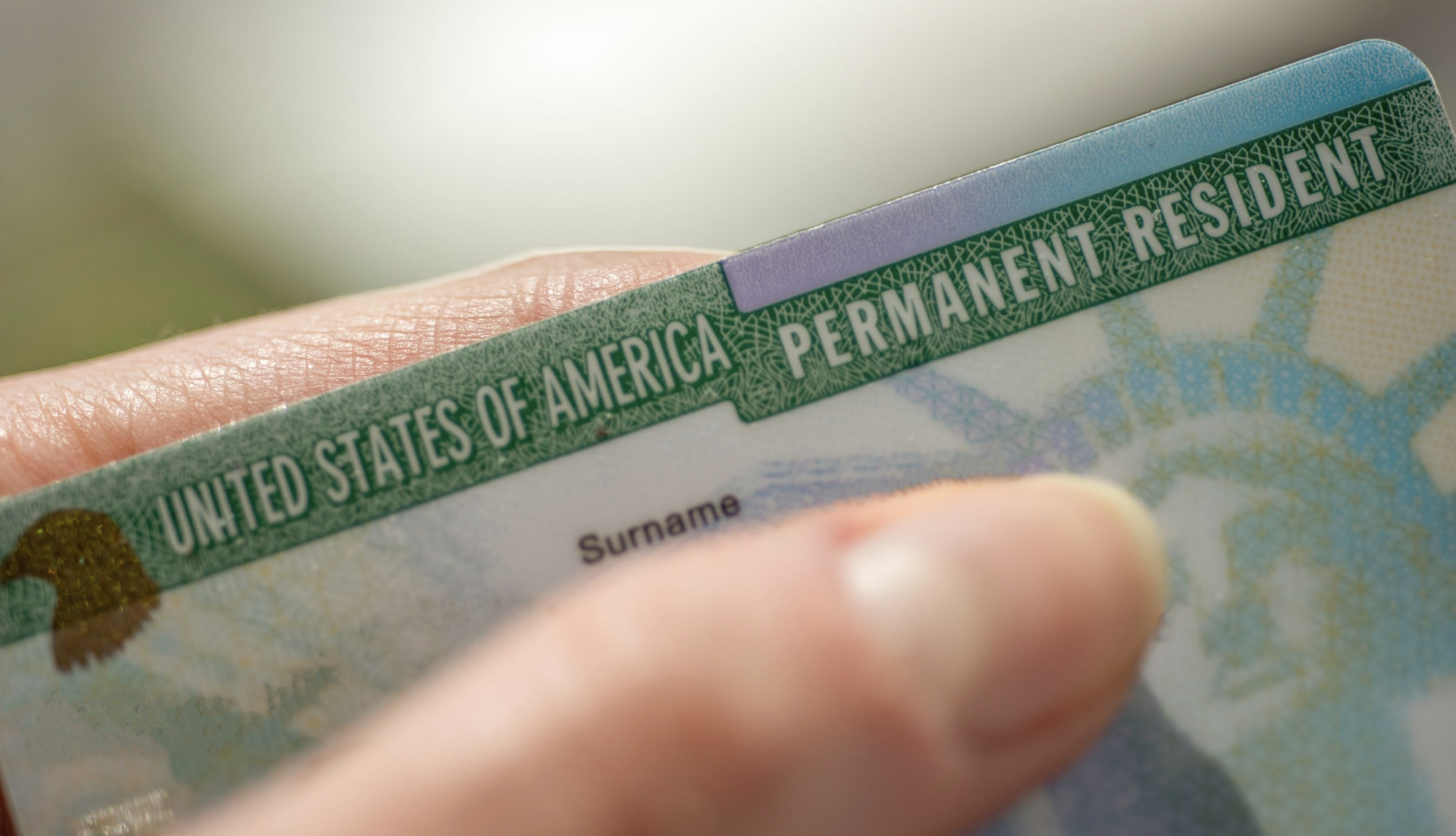 USCIS impone reglas más estrictas para quienes buscan la residencia permanente desde Estados Unidos