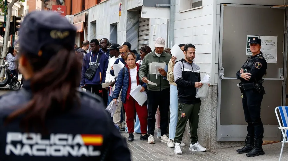 Por qué los cubanos se topan con un muro en la regularización migratoria en España